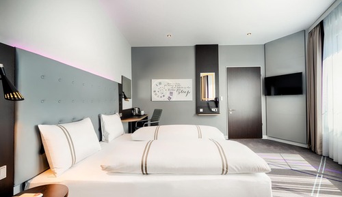 Twin Room, Roll-in Shower
