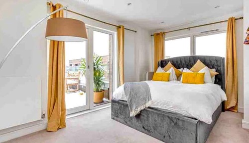 Deluxe Apartment