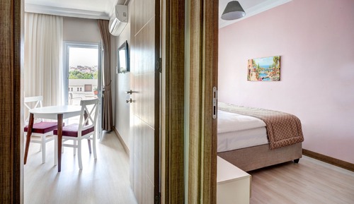 Deluxe Apartment