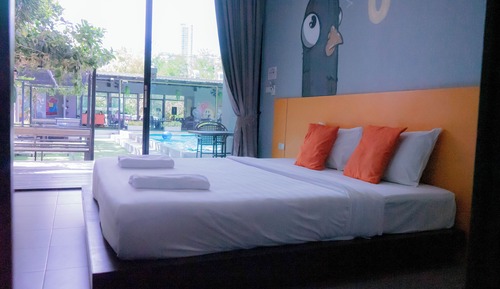 Deluxe Single Room, 1 King Bed, Pool View