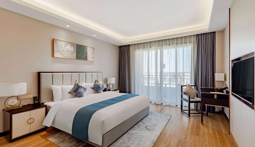 Deluxe Room, 1 King Bed, Smoking, Lake View