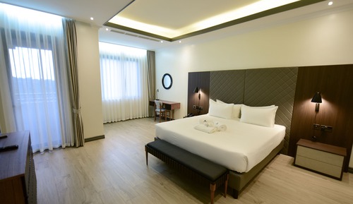 Grand Apartment, Golf View, Corner