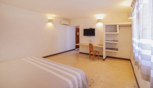 Basic Room, 1 King Bed, Non Smoking