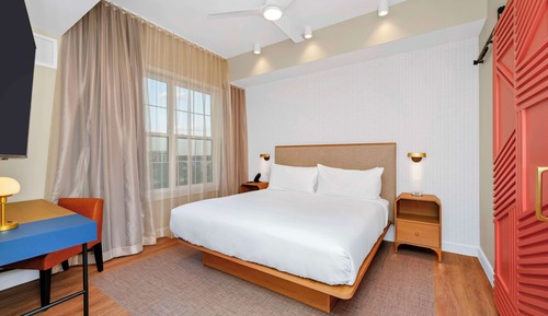 Suite, 1 King Bed, Corner