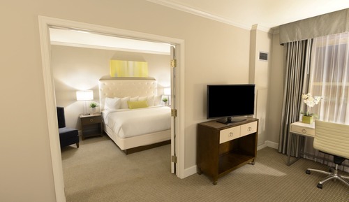 Suite, 1 King Bed (Mobility/Hearing Access, Roll-in Shwr)