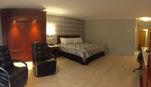 Comfort Room, 1 king bed and 1 murphy bed Jetted Tub