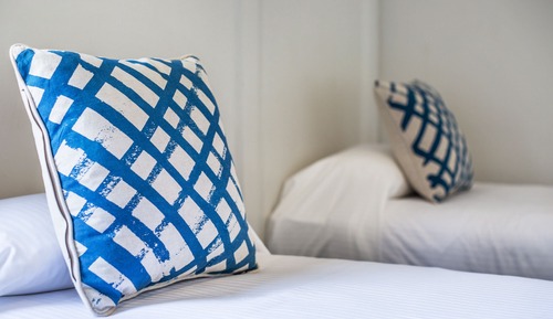 Economy Twin Room, 2 Twin Beds, Shared Bathroom