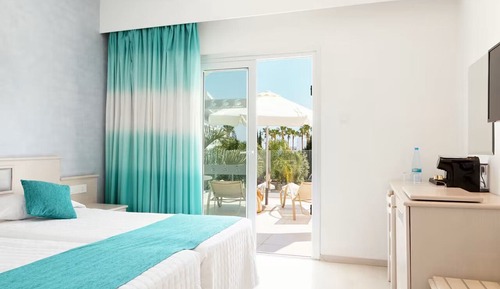 Superior Room, Pool View