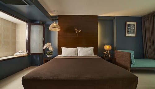 Suite, 1 King Bed, Pool Access, Pool View