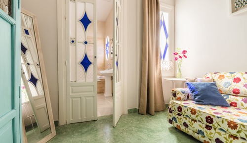 Deluxe Room, 1 King Bed, Courtyard View, Courtyard Area