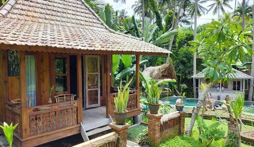 Wooden One-Bedroom Cottage with Rice Field View