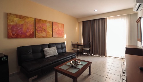 Executive Studio Suite, 1 King Bed, Refrigerator, Garden View