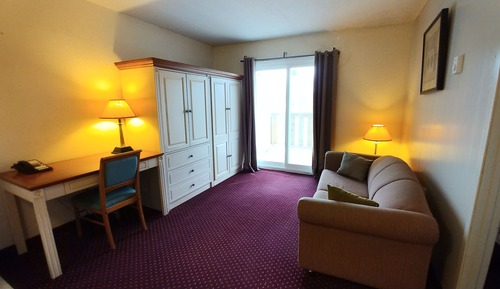 One Bedroom Suite (with balcony)