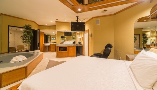Deluxe Whirlpool Suite
