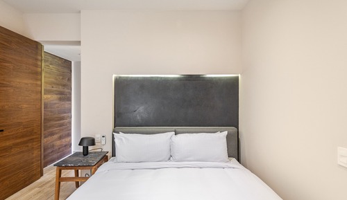 Deluxe Room, 1 King Bed, Private Bathroom