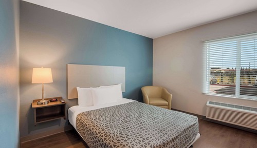Suite, 1 Queen Bed, Accessible, Non Smoking (Roll-In Shower)