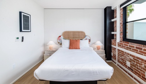Room, 1 Queen Bed, City View (Room 202)