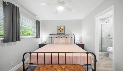 Superior 1-Bedroom King w/ Kitchen & Sofa Bed