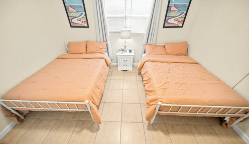 Deluxe 1-Bedroom Two Double w/ Kitchen & Sofa Bed