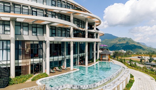 Premier King Room with Mountain View