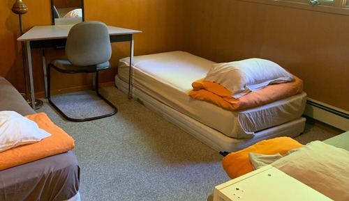 3 people mixed Dormitory share washroom