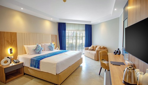 Jacuzzi Swim Up Suite +16
