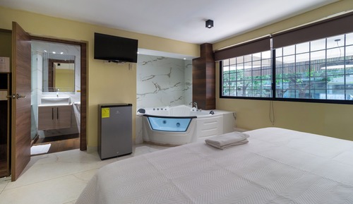 Deluxe Studio Suite, Jetted Tub