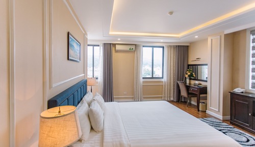 Executive Room, 1 King Bed, Hot Tub, River View