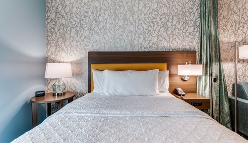 Studio, 1 Queen Bed, Accessible (3x3 Shower)