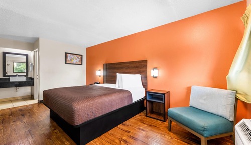 Room, 1 King Bed, Smoking