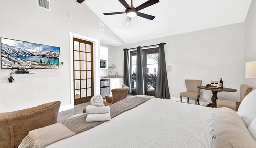 Cottage, 1 King Bed, Patio