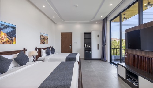 Deluxe Quadruple Room, 2 Queen Beds (304)