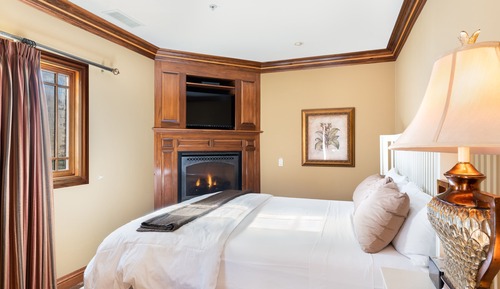FOSTER SUITE Room 204