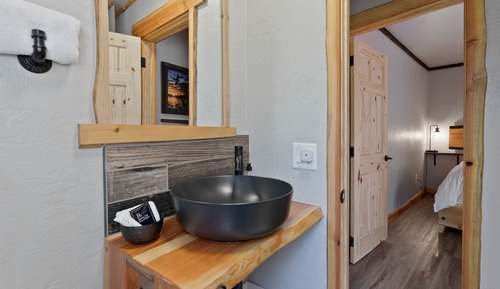 Lake Village Lodge Suite #7