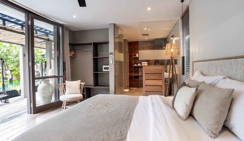 Deluxe Pool Suite