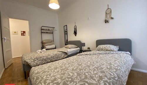 Basic Room, 2 Twin Beds with Shared Bathroom