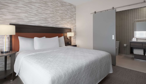 Suite, 1 King Bed, Accessible (Hearing)