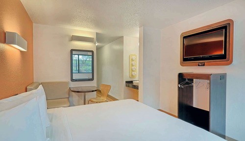 Standard Room, 1 King Bed, Non Smoking, Refrigerator