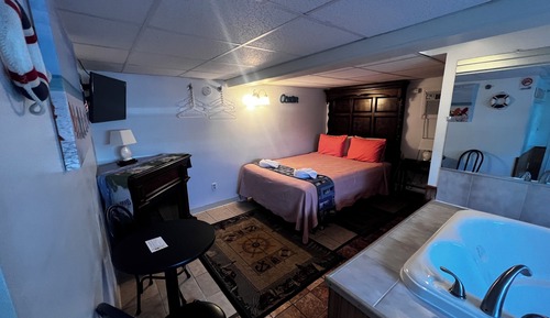 Queen Jacuzzi (Basement)