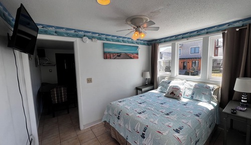 Queen Bed Full Kitchen (Steps Required)