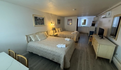 2 Queen Beds Kitchenette