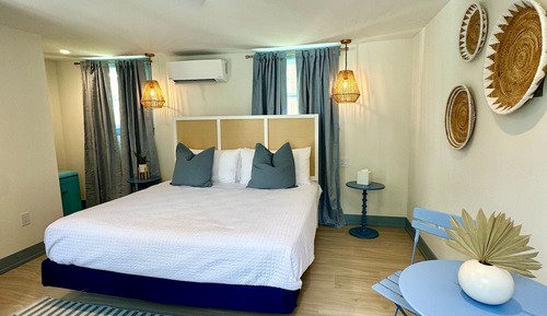 Deluxe 1 Bedroom King Suite