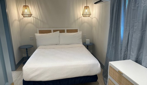 Deluxe 1 Bedroom Queen Suite
