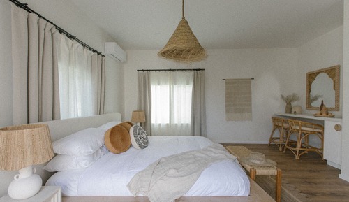 Deluxe Room, 1 King Bed, Courtyard Area