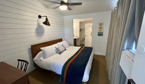 Deluxe Suite, 1 King Bed, Private Bathroom