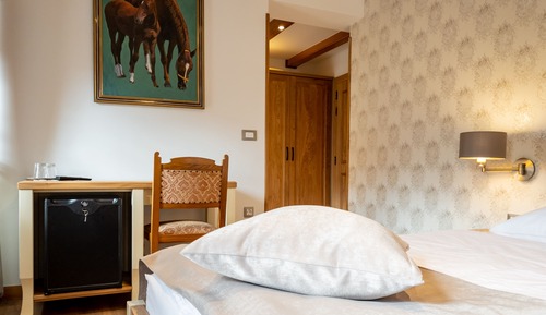 Standard Double or Twin Room, City View, Corner