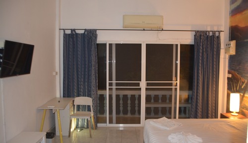 Superior Studio, 1 King Bed, Balcony, Mountain View