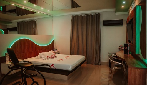 Honeymoon Suite