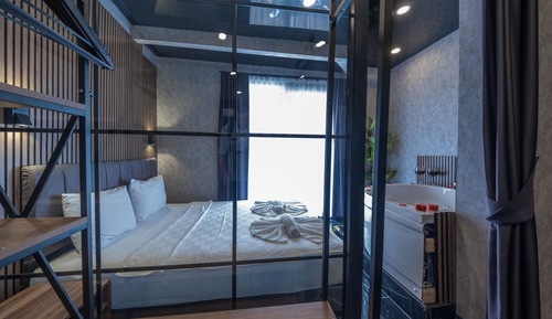 Honeymoon Suite