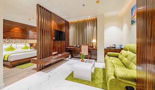 Premium Suite, 1 Queen Bed, City View